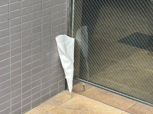 自宅前には花が供えられていた