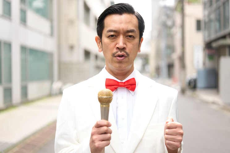 現在も変わらず「右から左へ受け流す」の歌を歌い続けるムーディ勝山さん