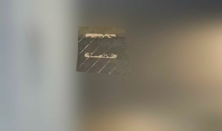 マンションのエントランスに残る、特区民泊の標識のシールをはがした痕