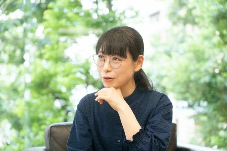 古賀及子（こが・ちかこ）
エッセイスト。1979年東京都生まれ。著書『ちょっと踊ったりすぐにかけだす』(素粒社)は、『本の雑誌』の「2023年度上半期エンターテインメントベスト10」第２位に選出。ウェブメディアのライター、編集者を経て 2024年より現職。著書に『５秒日記』、『忘れたこと、忘れないままのこと』、『好きな食べ物がみつからない』、『ちょっと踊ったりすぐにかけだす』ほか。近刊は『暮らしの信じ方』。