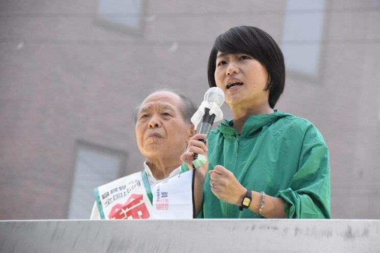 父・鈴木宗男議員と演説する鈴木貴子議員　撮影／齋藤周造