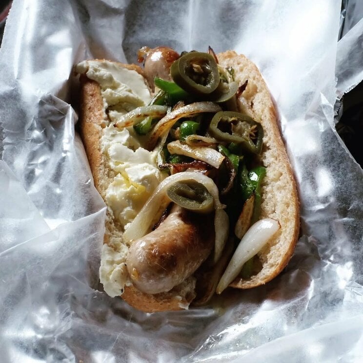 過去に恩海氏が販売したホットドッグの一種。アメリカの知人（ニューヨーク出身）に見せたところ、「こんなのホットドッグじゃない」と違和感を指摘されたという（恩海氏Instagramより）