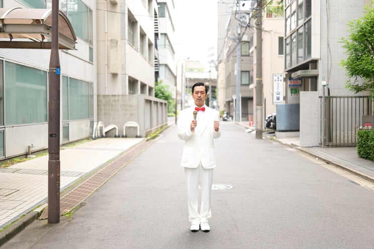 タキシード姿で哀愁漂う姿のムーディ勝山さん