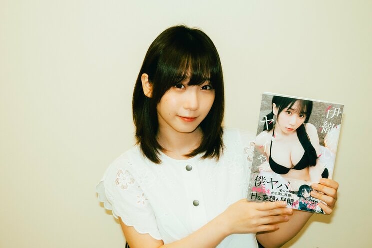 「私も陰キャで中二病だったので…」伊織もえ×『僕ヤバ』のコラボ写真集が発売！_30