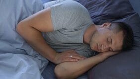 4の字寝、肩巻き込み寝、バンザイ寝…毎晩寝るポーズが不調を招く!?