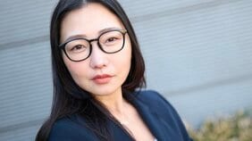 ALSで寝たきりの状態の父の死、ブラック企業勤め…元CA・CRAZY COCOの壮絶な過去…自身も生死を彷徨いかけて目指した芸人への覚悟