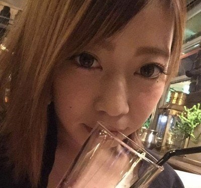 シャンパンを飲む内田容疑者