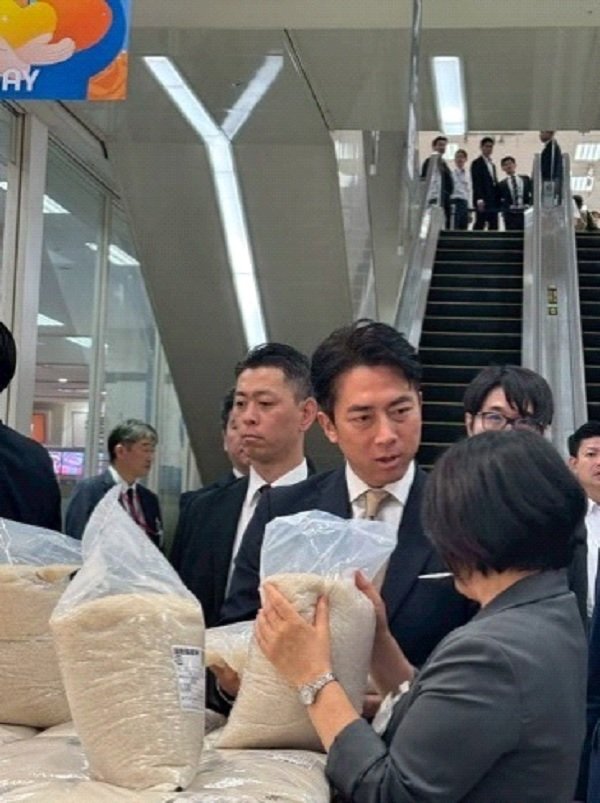 イオンの売り場を視察する小泉農水相（本人公式Xより）