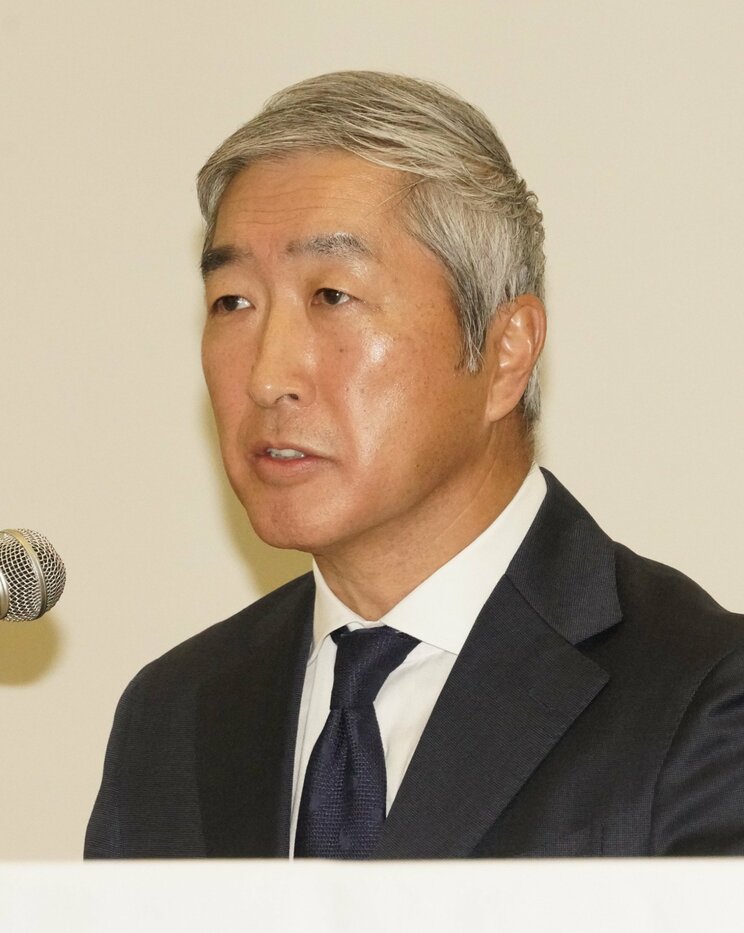 1月23日、記者会見で話す間原寛社長（撮影／集英社オンライン）