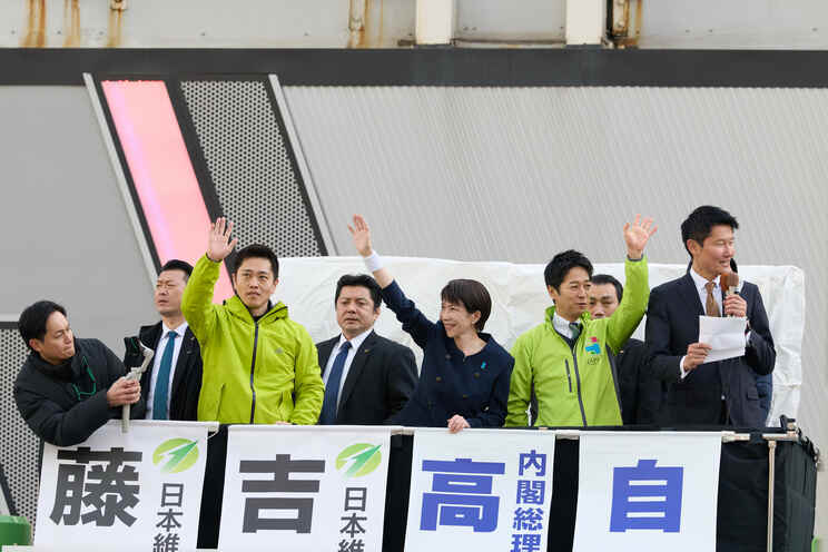 秋葉原にて高市首相と街頭演説に立つ吉村代表、藤田共同代表（撮影/村上庄吾）