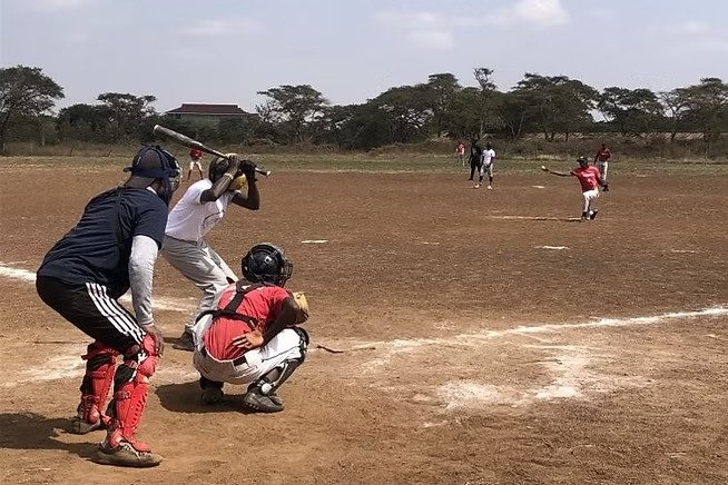 今年も7月12日から2日間にわたり第3回ケニア甲子園大会が開催予定。資金を集めるためのクラウドファンディングが6月から「READYFOR」にて開始される。リターンのひとつにJ-ABS エグゼクティブ・ドリームパートナーである松井秀喜氏のケニア甲子園大会の様子。今年も7月12日から2日間にわたり第3回ケニア甲子園大会が開催予定。資金を集めるためのクラウドファンディングが6月から「READYFOR」にて開始される。リターンのひとつにJ-ABS エグゼクティブ・ドリームパートナーである松井秀喜氏のサイン色紙の提供があるそうだ（写真提供／J-ABS）
