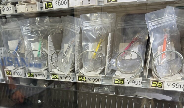 LANケーブルキーホルダー各種。カラバリ豊富で推し色アイテムにぴったり？（撮影／集英社オンライン）