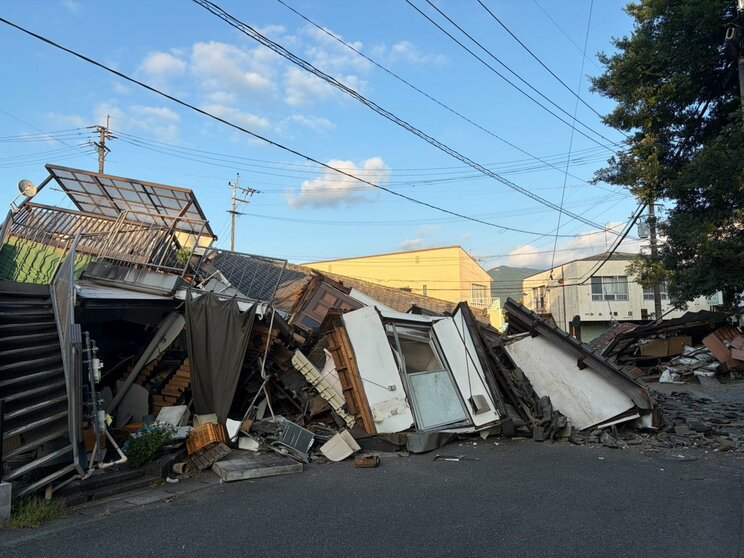 ミックの他にも倒壊した家屋が（撮影／集英社オンライン）