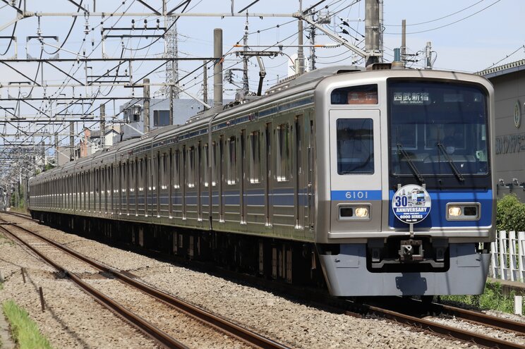 西武新宿線を走る電車（写真／PhotoAC）