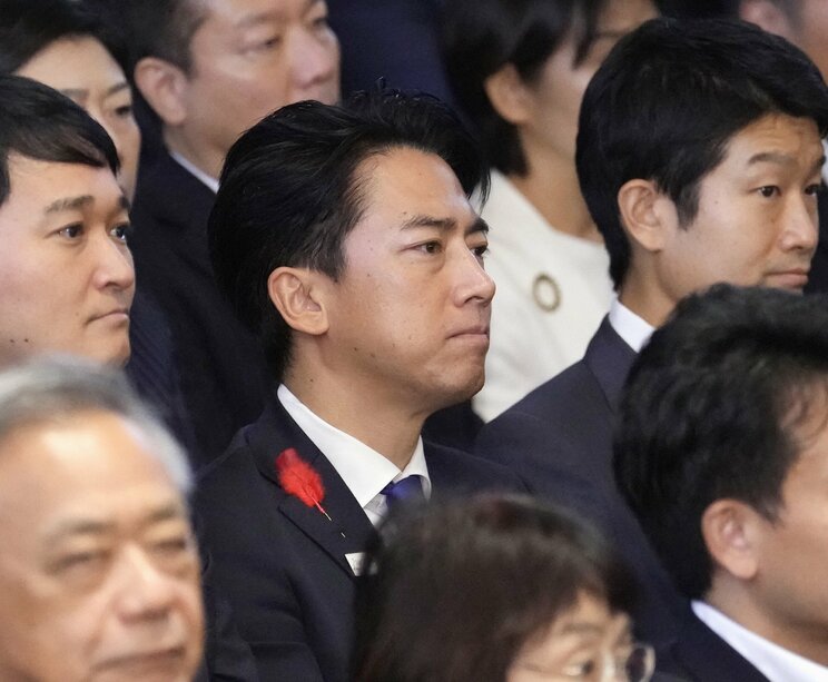 投開票の結果に厳しい表情の小泉氏（写真／共同通信社）