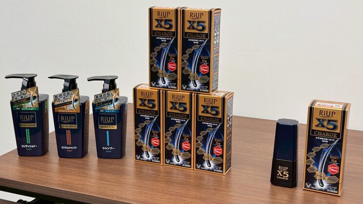 男性用としては、ミノキシジルを国内最大濃度5％配合した発毛剤「リアップX5」や「リアップスカルプシャンプー」などが展開されている
