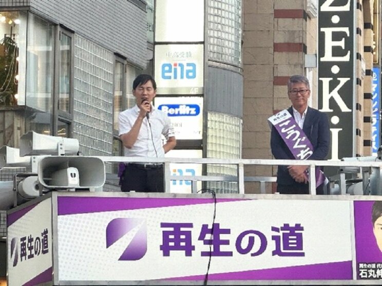 6月20日の石丸氏、調布駅にて…（撮影/集英社オンライン）