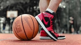 なぜ、弱小メーカーだった「ナイキ」がスニーカー市場シェアの大半を獲得できたのか? エアジョーダンなどのプロモーション戦略に通底する“勝利の方程式”