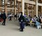 大屋根リングの下で休憩