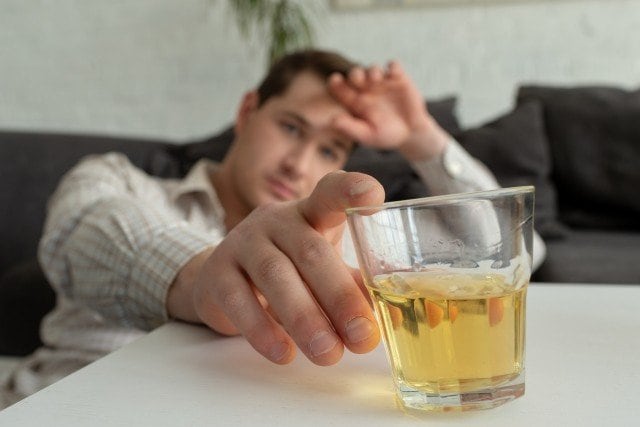 【忘年会復活】二日酔いがひどい、記憶がなくなるのは軽度のアルコール依存症かも。「減酒外来」の名医が教える9つのチェックポイント_2