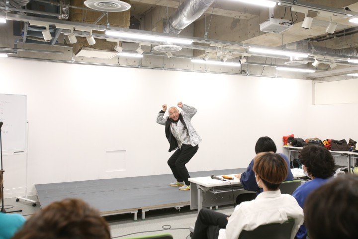60歳でお笑い養成所入学のものまね芸人、ダンシング☆谷村。運命のタイタンライブで太田光代社長に認められて芸人人生をリスタート! 「本気で相方探してます!」20歳の同級生に「ハゲ!」といじられても「ホントに楽しい」_8