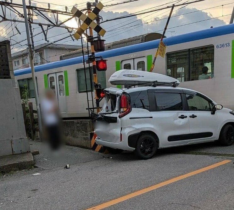 事故直後、被害者と思われる男性が心配そうに電話をしていたという（写真・近隣住民提供）