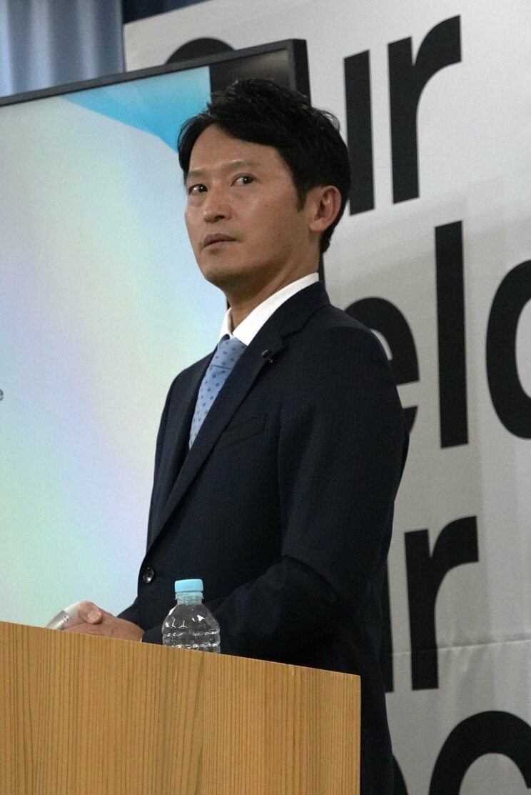 昨年12月26日の記者会見中、県職員に目配せする斎藤知事 撮影/集英社オンライン