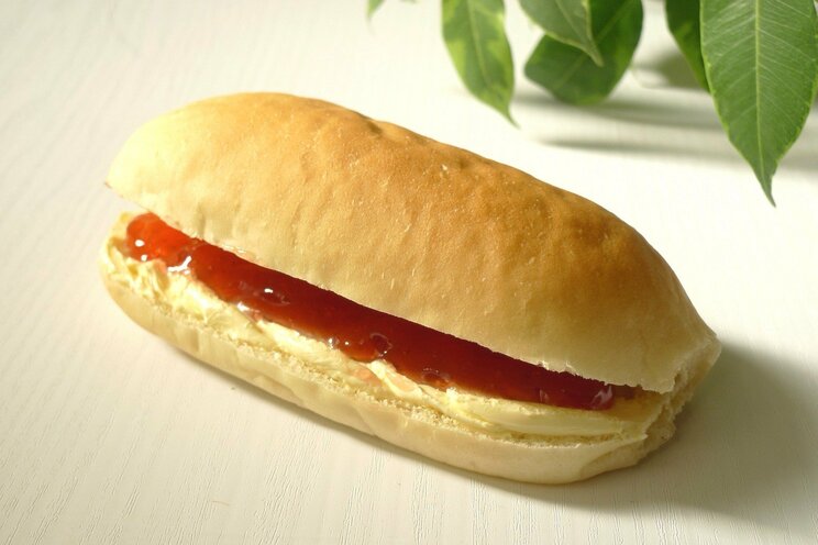 マーガリンやピーナッツバターなどを挟んだコッペパンは腹割りだが、焼きそばパンやコロッケパンは背割りが多い（PhotoACより）