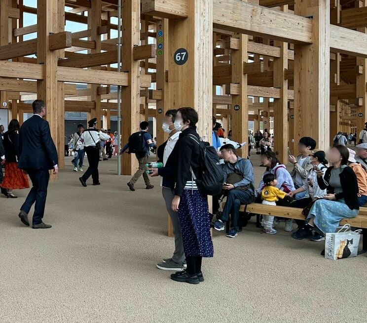 大屋根リングの下で休憩