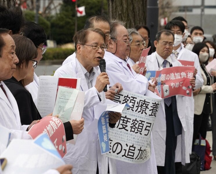 3月19日、国会前で開かれた高額療養費負担限度額の引き上げに反対する医師らの抗議集会（撮影／集英社オンライン）