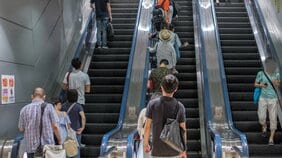 東京の“常識”が、名古屋の“非常識”に? エスカレーターマナーを変えた名古屋市に賛同の声「浸透していてすごい」