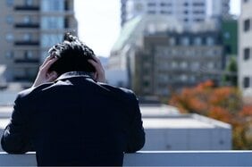 自分ではどうすることもできない「身分」制度が不公平だとするなら、人が人を選ぶ「能力」主義は平等な社会の仕組みといえるのか