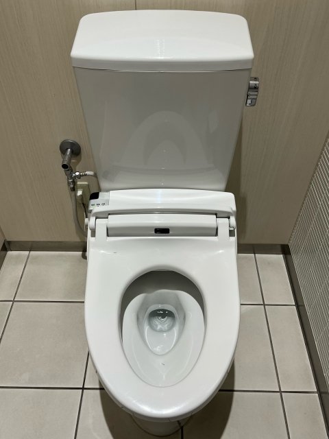 冷暖房などのエアコンも我慢し、トイレの水さえ流さずに息をひそめていた