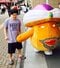 芸歴1年目の頃のりょうちゃんさん。芸人になってからは、歌舞伎町を歩いていたところ、キャバクラのキャッチに囲まれて「わっしょい！ わっしょい！」と胴上げされ、そのまま無料案内所に投げ込まれたこともあったそう　写真／本人提供