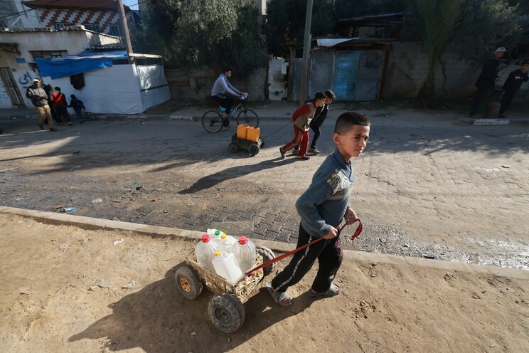 「公衆トイレで出産した女性もいた」ガザ地区南部ラファではイスラエルの地上作戦におびえる避難民であふれている_9