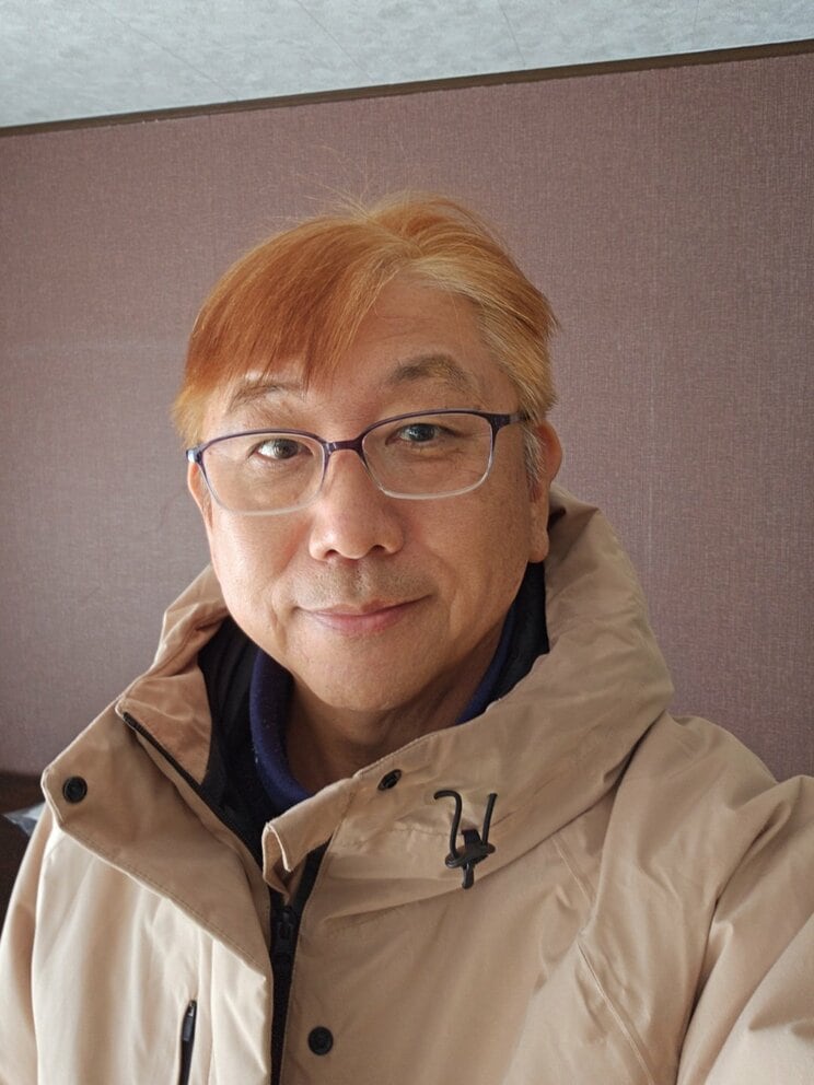 昨年、定年退職し、最近、金髪にも挑戦した久慈さん