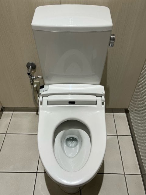 冷暖房などのエアコンも我慢し、トイレの水さえ流さずに息をひそめていた