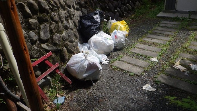 不法投棄されたごみ（写真／奥多摩町提供）