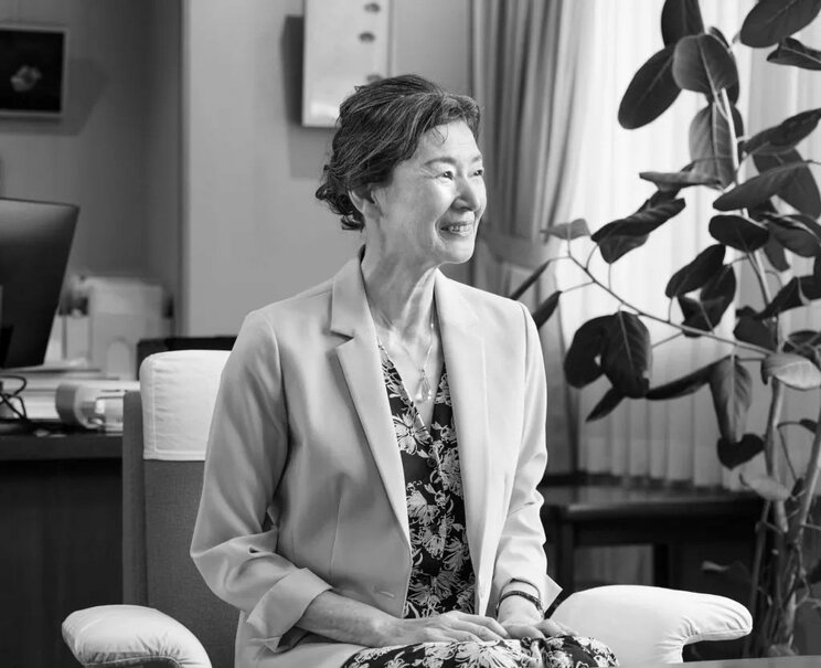 篠田 節子 （しのだ・せつこ） ◉ 1955年東京都生まれ。90年『絹の変容』で小説すばる新人賞を受賞し、デビュー。97年『ゴサインタン』で山本周五郎賞、『女たちのジハード』で直木賞、09年『仮想儀礼』で柴田錬三郎賞、11年『スターバト・マーテル』で芸術選奨文部科学大臣賞、15年『インドクリスタル』で中央公論文芸賞、19年『鏡の背面』で吉川英治文学賞、2020年紫綬褒章を受章した。他の著書に、『夏の災厄』『弥勒』『ブラックボックス』『長女たち』『失われた岬』『セカンドチャンス』『四つの白昼夢』『ロブスター』など多数。