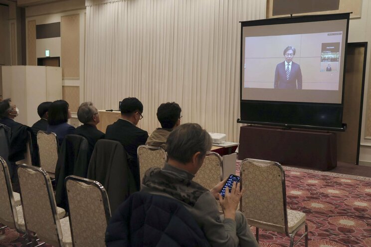 宮城４区での敗北が報じられ、オンライン中継で支持者らに謝罪する中道改革連合の安住淳氏（写真／共同通信社）