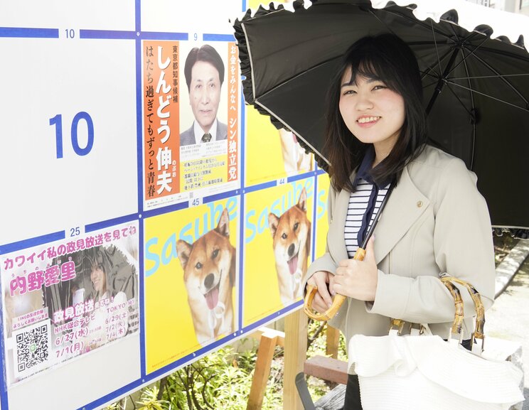 選挙ポスターの前に立つ内野氏（撮影/集英社オンライン）