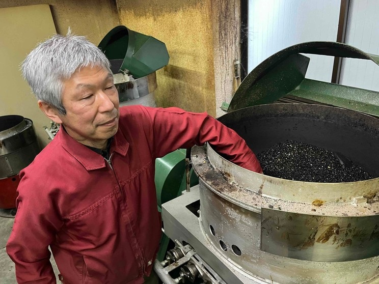 甘栗を焼く専用の釜。なかには細かい石が入っており、水飴をまんべんなくかけながら3～4時間かけて焼く。水飴をコーティングするのは栗の甘味と水分を閉じ込め、しっとりした食感を出すためだという。この技術は日本人が考案したものだそうだ（撮影／集英社オンライン）