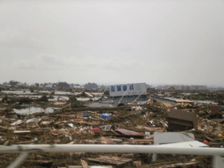 2011年東日本大震災発生直後の宮城県仙台市若林区　元は田んぼが広がっている土地だったという　