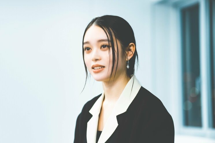 インタビュー中にはスタッフとにこやかに談笑する姿も