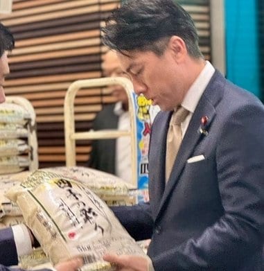 備蓄米を手に持つ進次郎大臣（本人SNSより）