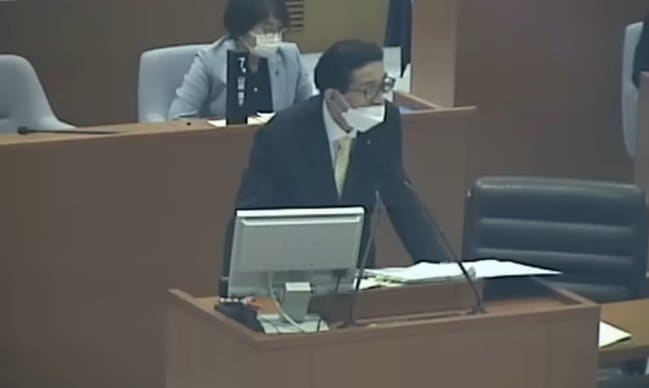 議会で憤慨した故・武岡氏（安芸高田市議会YouTubeより）