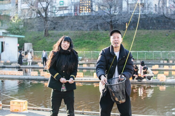 なかなか釣れないはずのつり堀で鯉を釣りまくる金属バットの二人