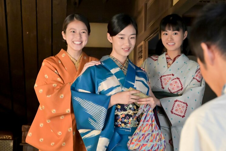 次女・蘭子を演じる河合優実(写真中央)