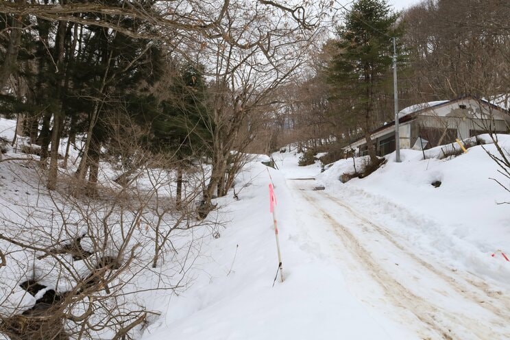 左の沢を少し遡ったところが“いつもの釣り場”。撮影時の3月は雪に覆われていたが、遭遇時は雪はなかった。駐車したのは民家の前あたり（『ドキュメント　クマから逃げのびた人々』より）