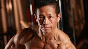 「睡眠を1日8時間取ったら世界選手権で優勝」「寝ると体が絞れる」バズーカ岡田が40代でたどり着いた究極の筋トレ法とは